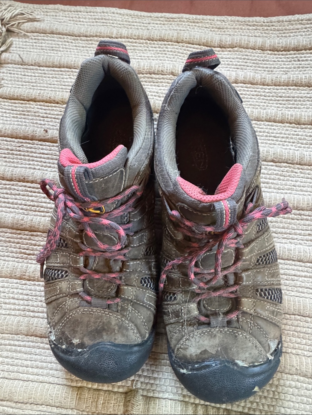 Keen Targhee hiking shoes leather pink laces women’s 10 wider feet breathable